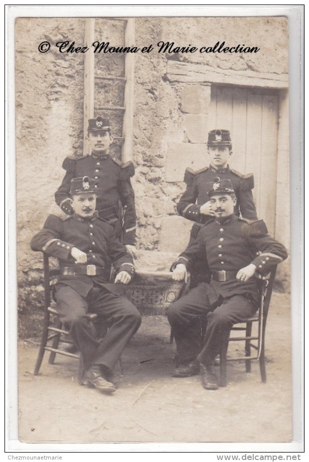 4 SERGENTS - REGIMENT - POUR RENNES - CARTE PHOTO MILITAIRE - Personnages