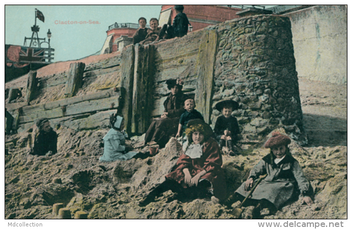 GB CLACTON ON SEA / Children Sitting On The Sand / CARTE COULEUR - Clacton On Sea