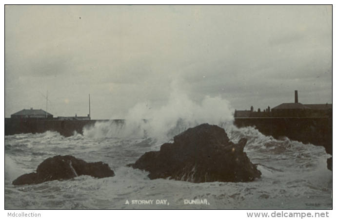 GB DUNBAR / A Stormy Day / CARTE GLACEE - East Lothian