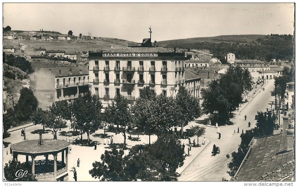 Algérie   THIARET - La  Place Carnot , ( GRAND HOTEL D 'ORIENT ) - Tiaret