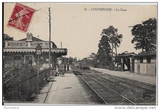 CPA Hauts De Seine Courbevoie Circulé La Gare Train - Courbevoie