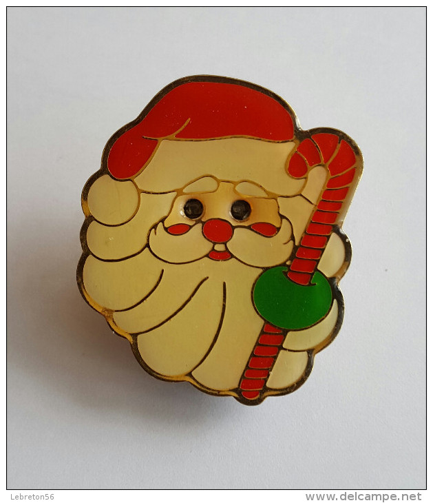 PIN´S  Pére Noël Avec Petit Boitier à Piles Joli - Christmas