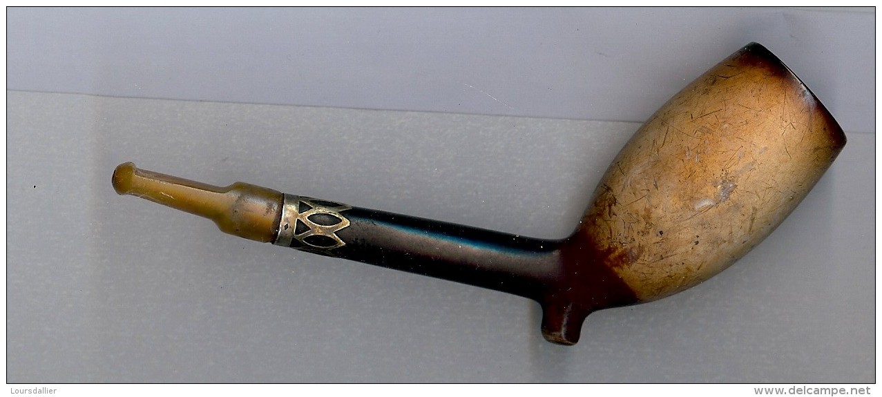 Jolie PIPE EN TERRE Avec EMBOUT En AMBRE Et Serti D'une Bague En Métal - Pipes En Terre Et Porcelaine