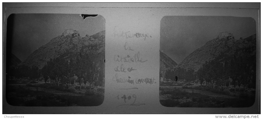 Plaque  De Verre  Stéréoscopique  Positive - ( 04 ) Entrevaux - La Citadelle  Et Le Chemin  Couvert - Glass Slides