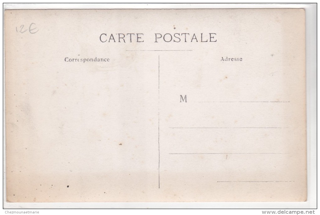 POSTES ET TELEGRAPHES - FACTEURS - DEVANTURE - LIEU A IDENTIFIER - CARTE PHOTO - Correos & Carteros