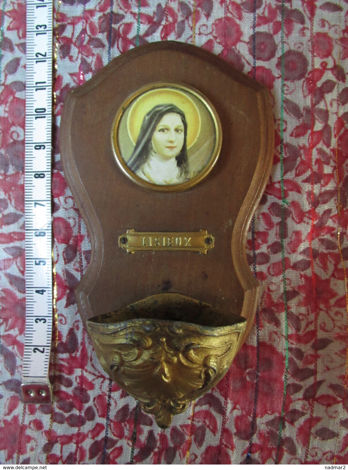 Petit Bénitier Souvenir De Lisieux Médaillon Soeur Thérèse De L'Enfant Jésus Bois Et Métal Religion Catholique Médaille - Religión & Esoterismo