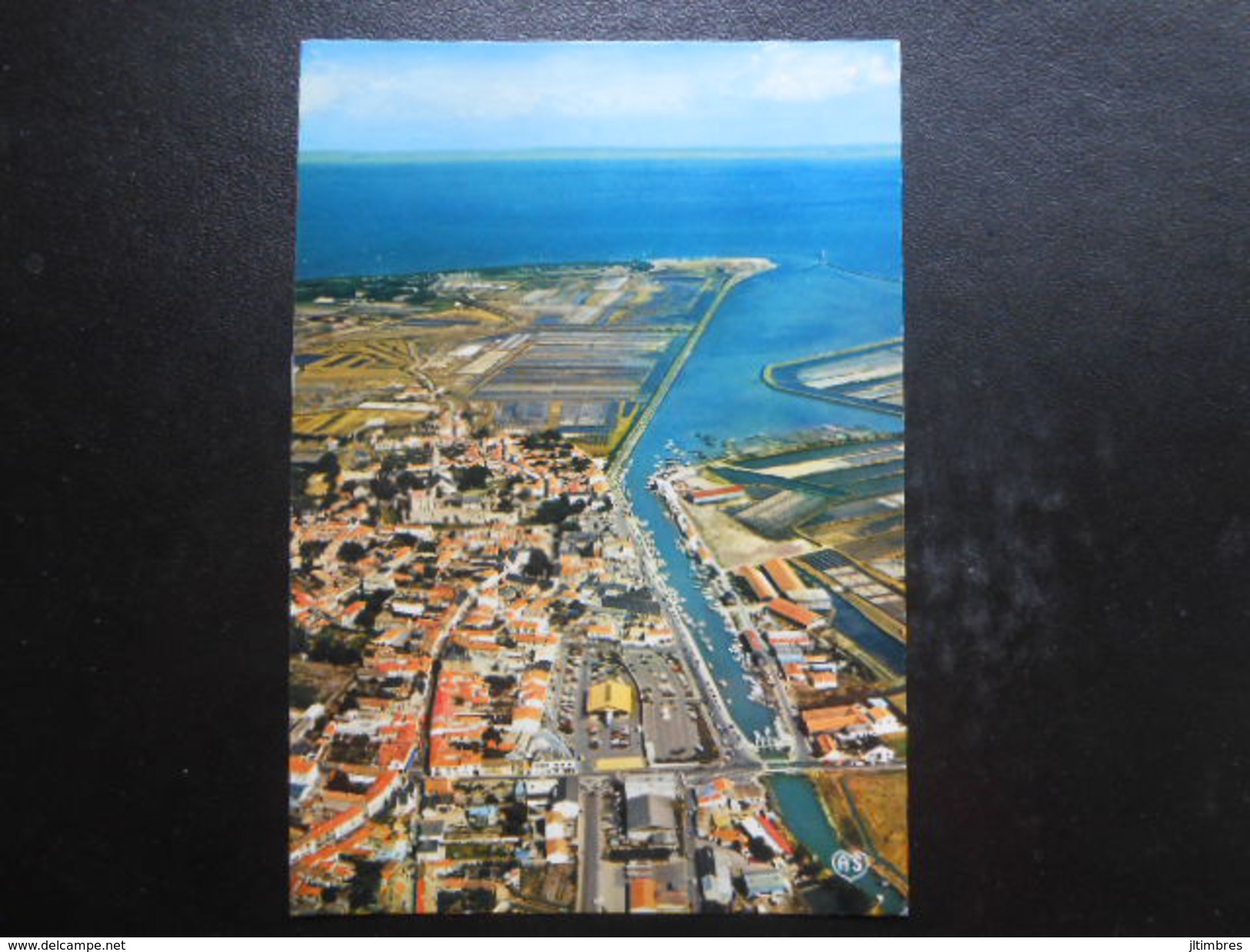 (85) CARTE POSTALE : ILE DE NOIRMOUTIER - Vue Générale De Noirmoutier - Le Port Et Les Marais Salants - Ile De Noirmoutier