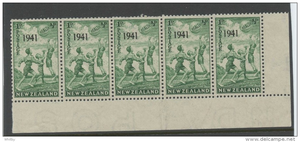 New Zealand 1941 1 + 1/2p Children At Play Issue #B18  MNH Block Of 5 Nibbled Perfs - Neufs