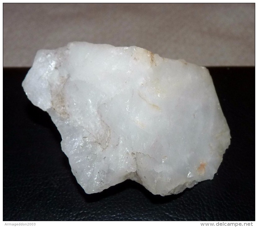 BELLE PIERRE BLANCHE GENRE QUARTZ 6 X 4 X 3 Cm Environ 75 Grammes - Minerals