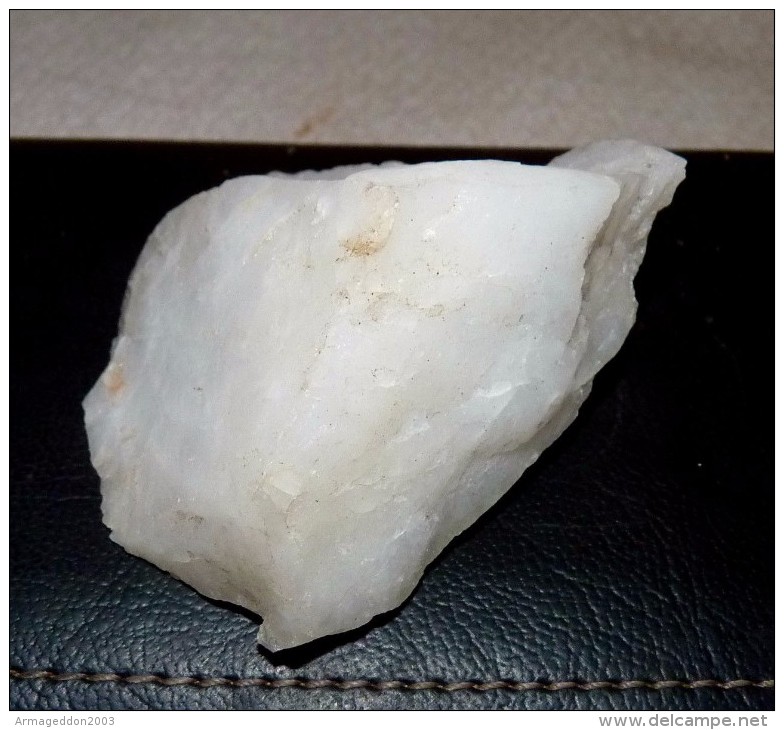 BELLE PIERRE BLANCHE GENRE QUARTZ 6 X 4 X 3 Cm Environ 75 Grammes - Minerals