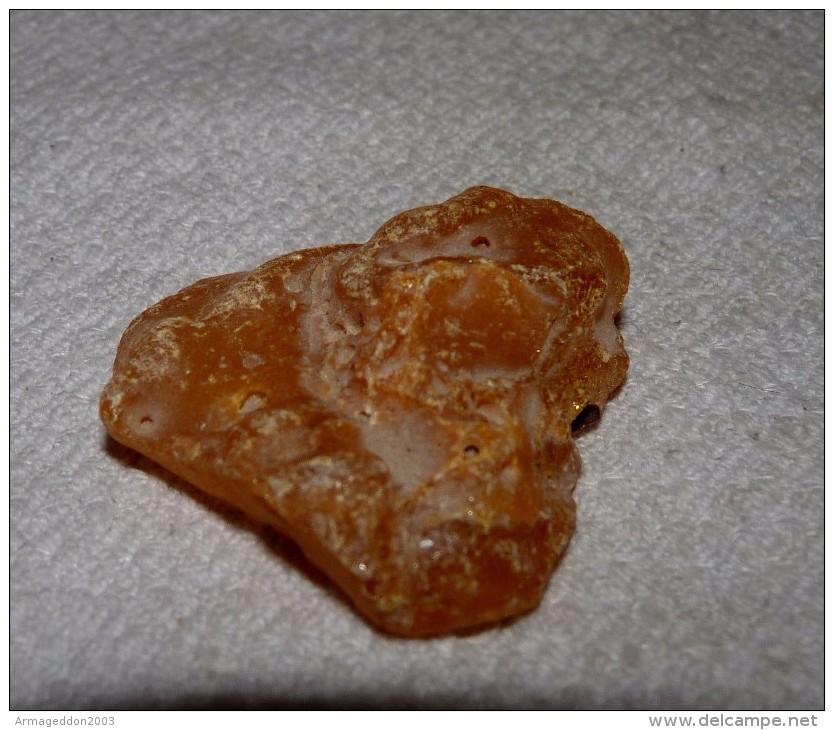 BELLE PIERRE AMBRE DE MADAGASCAR 4 X 3.5. X 1.6 Cm Environ 8 Grammes - Mineralien