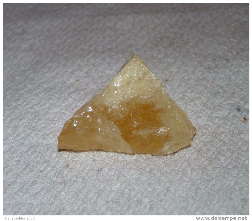 BELLE PIERRE CALCITE ORANGE 3.8 X 2.8 X 2.5 Cm Environ 20 Grammes - Minerals