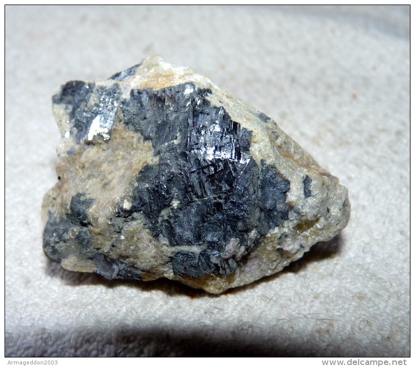 N°8 / BELLE PIERRE NOIRE ET BLANC BRILLANTE 4.5 X 3 X 3.5.cm Environ 46 Grammes - Minerals