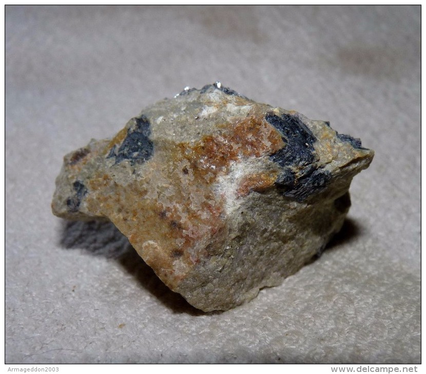 N°8 / BELLE PIERRE NOIRE ET BLANC BRILLANTE 4.5 X 3 X 3.5.cm Environ 46 Grammes - Minerals