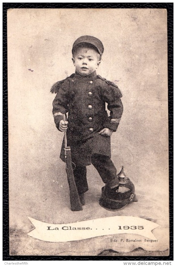 RARE ! " LA CLASSE ...1935 " PETIT GARCON HABILLE COMME SOLDAT - PETIT POILU AVEC LE PIED SUR CASQUE ALLEMAND - Autres & Non Classés