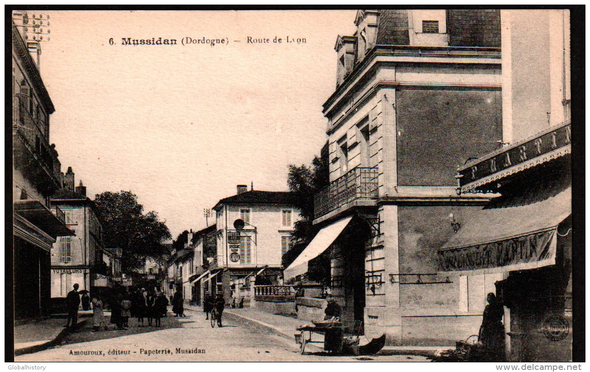 DC1496 - MUSSIDAN (DORDOGNE) - ROUTE DE LYON - STREET SCENE WITH SHOP FRONTS - Mussidan