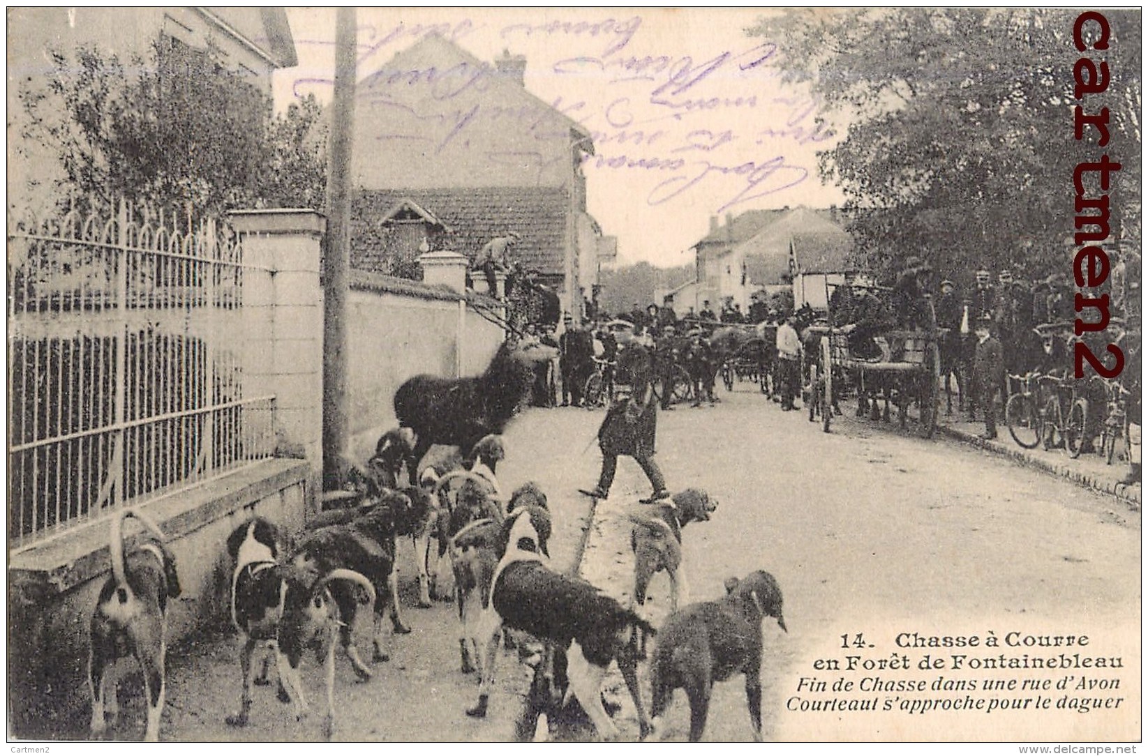 FORET DE FONTAINEBLEAU CHASSE A COURRE FIN DE CHASSE DANS UNE RUE D'AVON COURTEAUT HUNT HUNTING - Fontainebleau