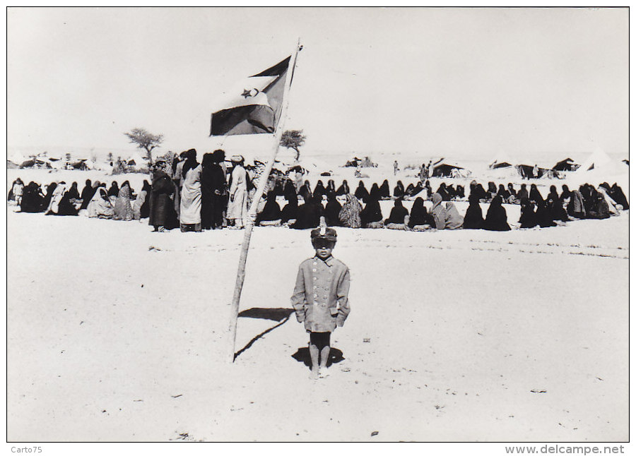 Sahara Occidental - Front Polisario Militaire - Enfant Drapeau - Photographe Christine Spengler - Sygma - Azië