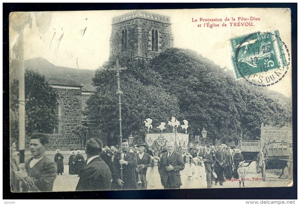 Cpa Du 22  La Procession De La Fête Dieu Et L´ église De  Trévou     MEV3 - Penvénan