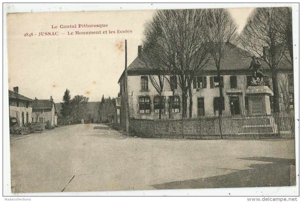 JUSSAC  (15.Cantal) Le Monument Et Les Ecoles - Jussac