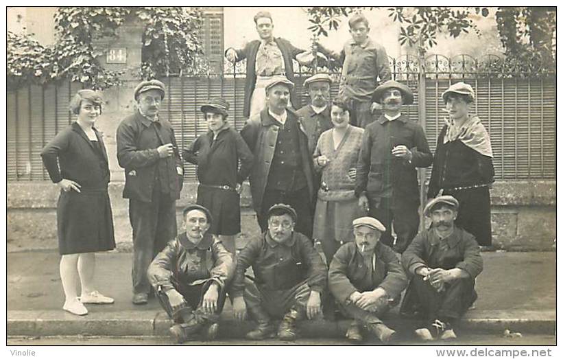 AM.V.R.16-112  :  CARTE-PHOTO D UN GROUPE A CHINON  N° DE RUE LE 84 - Chinon