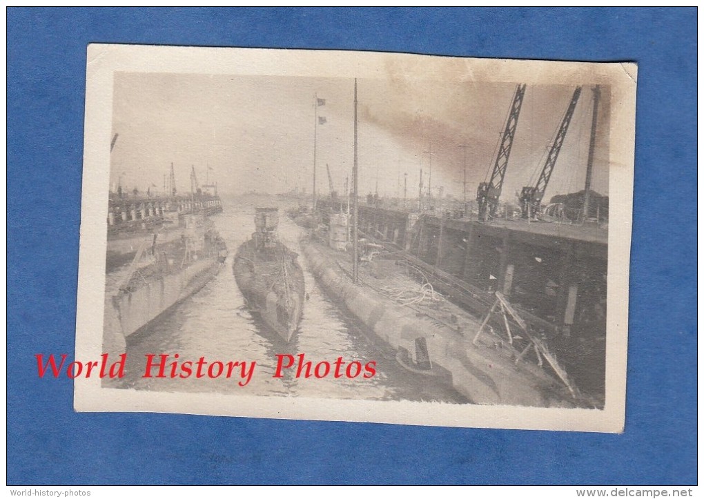 Photo Ancienne - Port à Identifier - Sous Marin Allemand à Quai - BREST ? - Submarine Navire De Guerre Marine Nationale - Boats