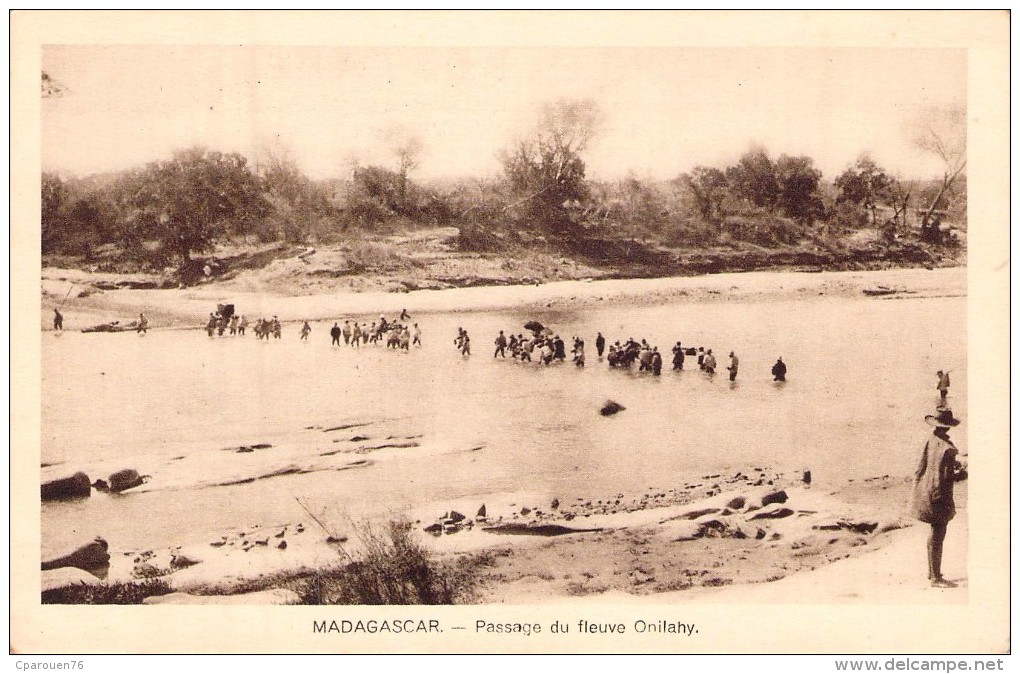 Carte Postale De  Madagascar Passage Du Fleuve Onilahy Carte Animée Malgaches Afrique - World