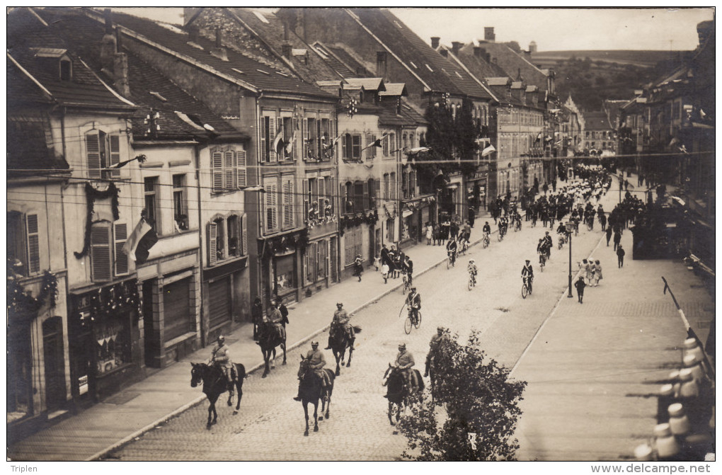 Saint-Avold - Rue Du Général Hirschauer - Carte Photo - Défilé Du 14 Juillet 1919 (?) - Saint-Avold