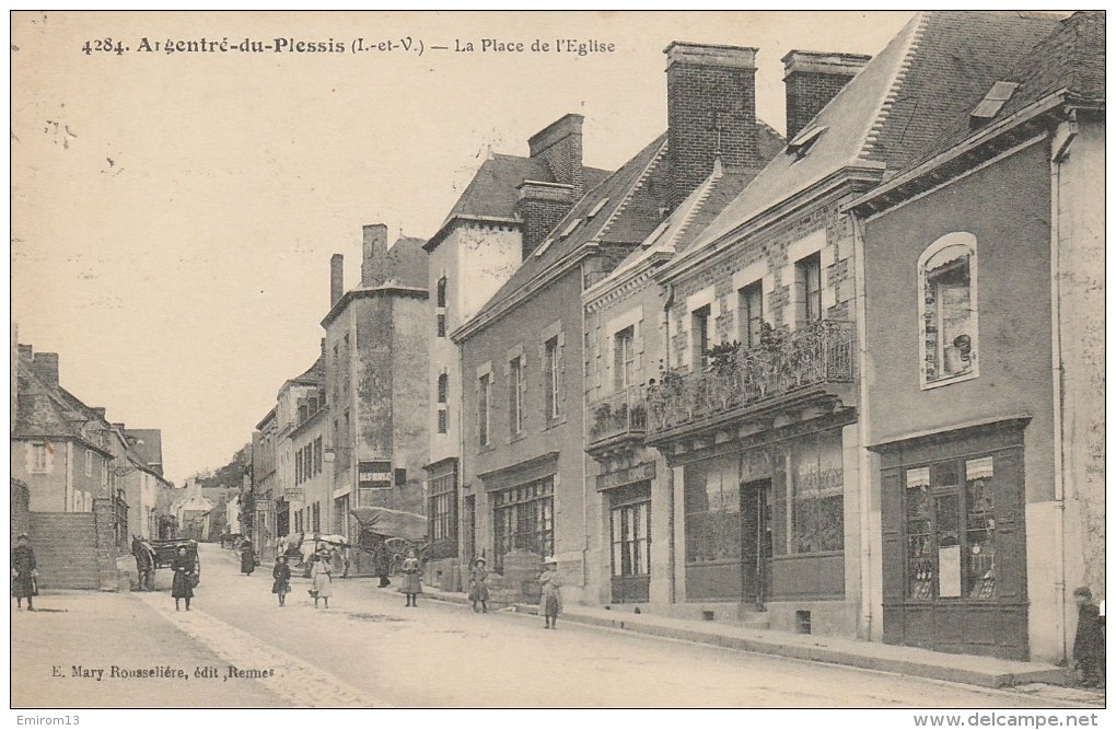 35 Argentré Du Plessis La Place De L'eglise Trace De Colle Au Verso - Sonstige & Ohne Zuordnung