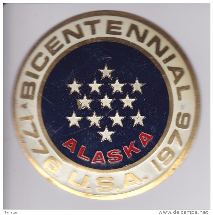 ALASKA -BICENTENARIAL USA - CHAPA METALICA ESMALTADA DE COCHE - AÑ0 1950/60 - DIAMETRO 7,5 CMS - Macchina
