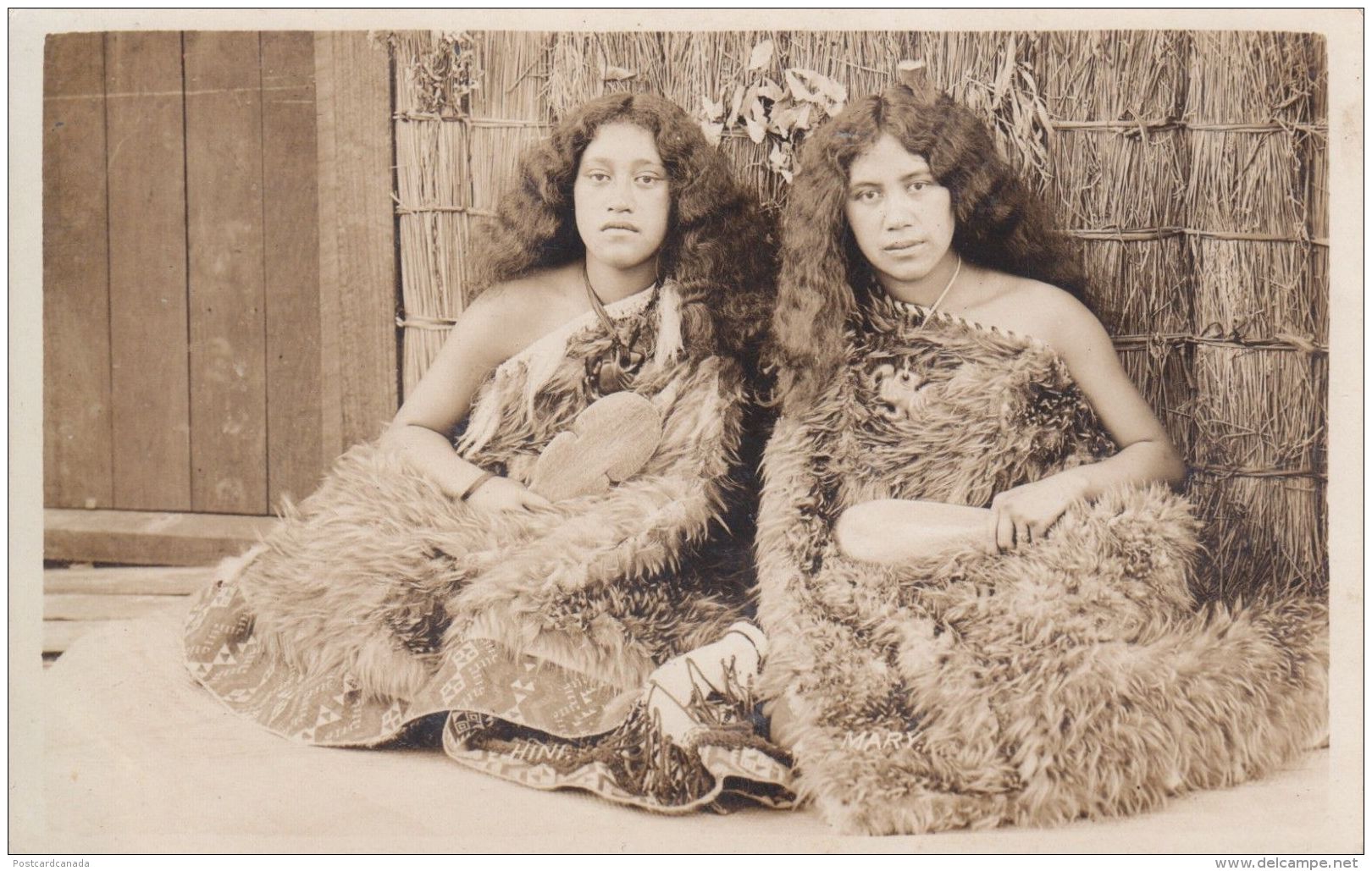 RPPC REAL PHOTO POSTCARD MAORI WOMEN HINI & MARY HOLDING KOTIATE & MERE WEAPONS - Nouvelle-Zélande