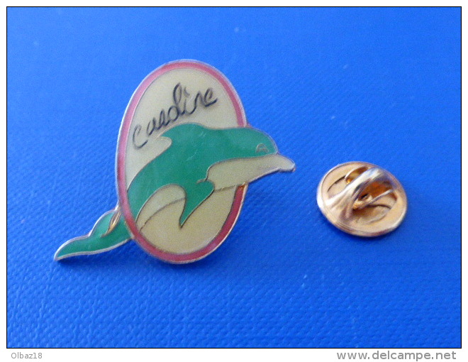 Pin´s Dauphin Bleu - Avec Prénom Caroline - Animal Aquatique Mer (SC5) - Animals