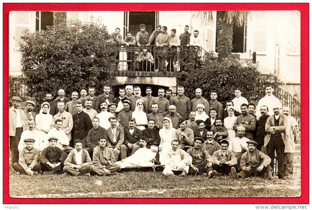 Carte-photo. Hôpital Militaire. Soldats Décorés, Blessés, Infirmiers, Infirmières - Guerre 1914-18