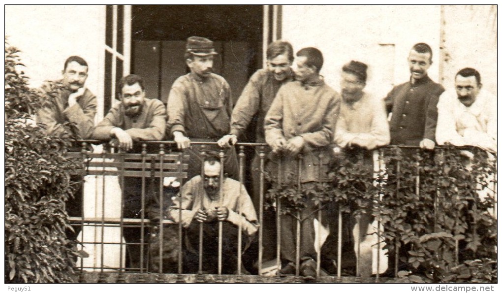 Carte-photo. Hôpital Militaire. Soldats Décorés, Blessés, Infirmiers, Infirmières - Guerre 1914-18