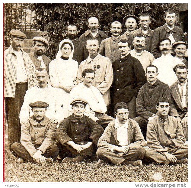 Carte-photo. Hôpital Militaire. Soldats Décorés, Blessés, Infirmiers, Infirmières - Guerre 1914-18