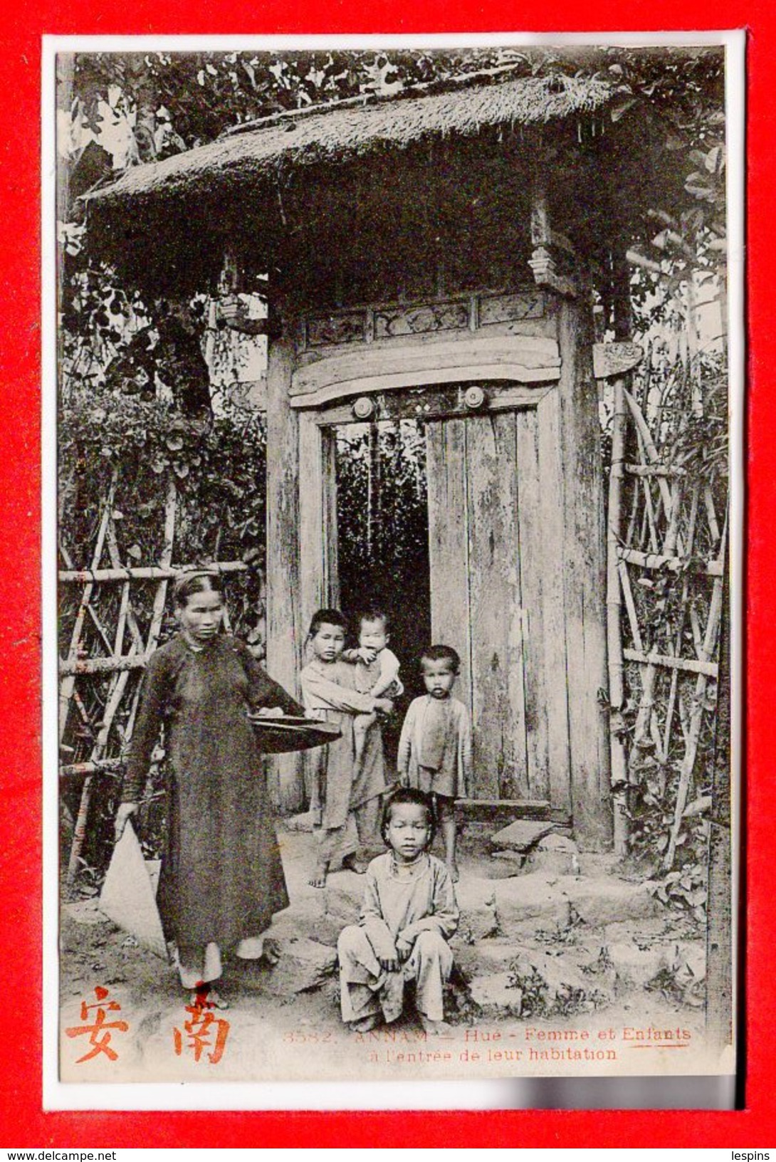 VIËT-NAM -- ANNAM - HUE -- Femme Et Enfants à L'entrée De Leur Maison - Viêt-Nam