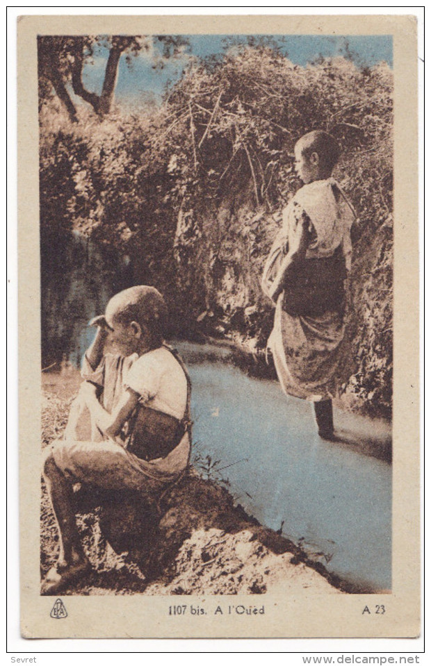 Enfants A L'Oued - Niños