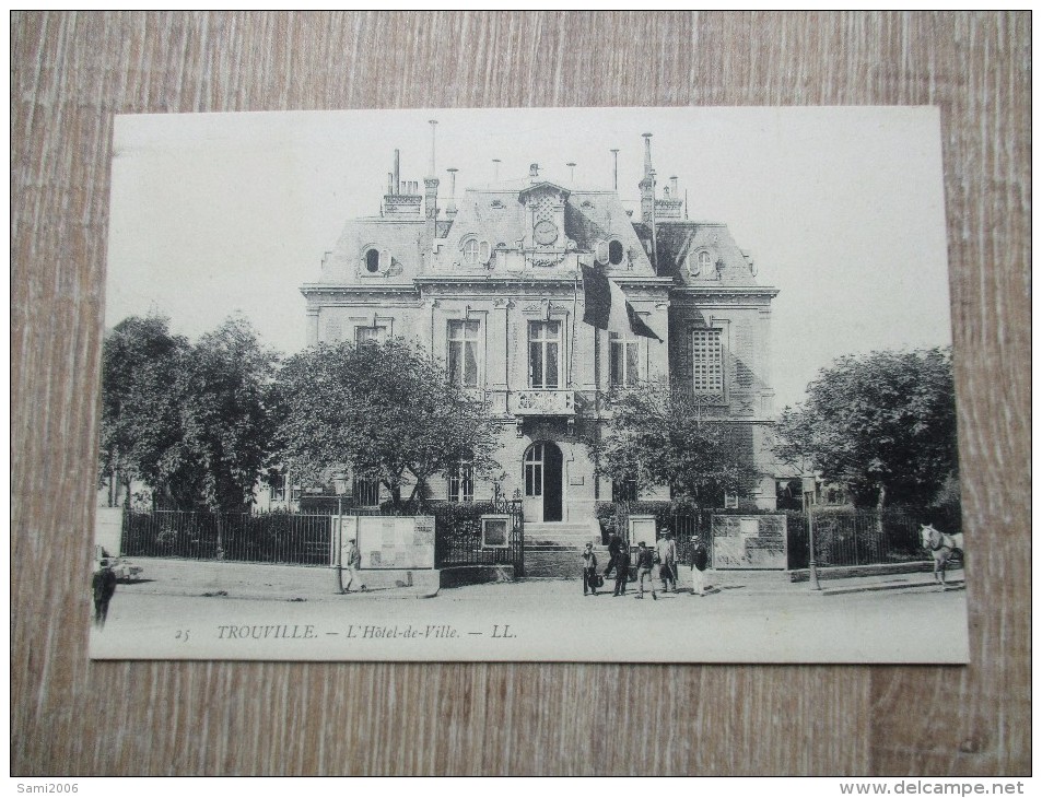 CPA 14 TROUVILLE HOTEL DE VILLE - Trouville