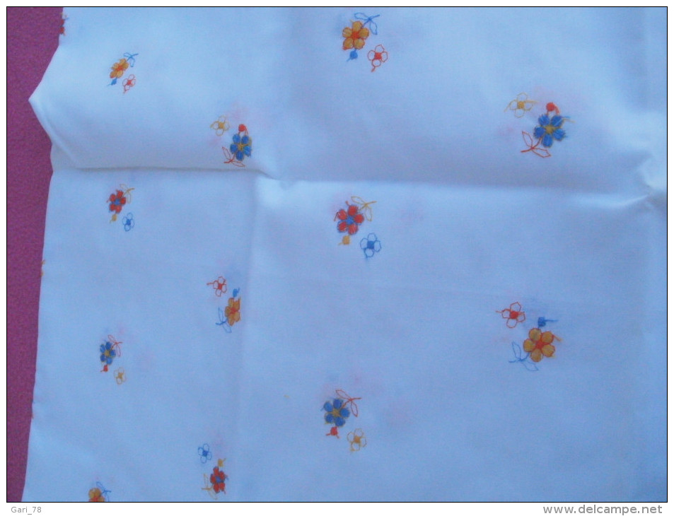 Coupon Tissu VINTAGE , Fleurs Brodées 1m X 1m26 NEUF Fabrication Française - Spitzen Und Stoffe