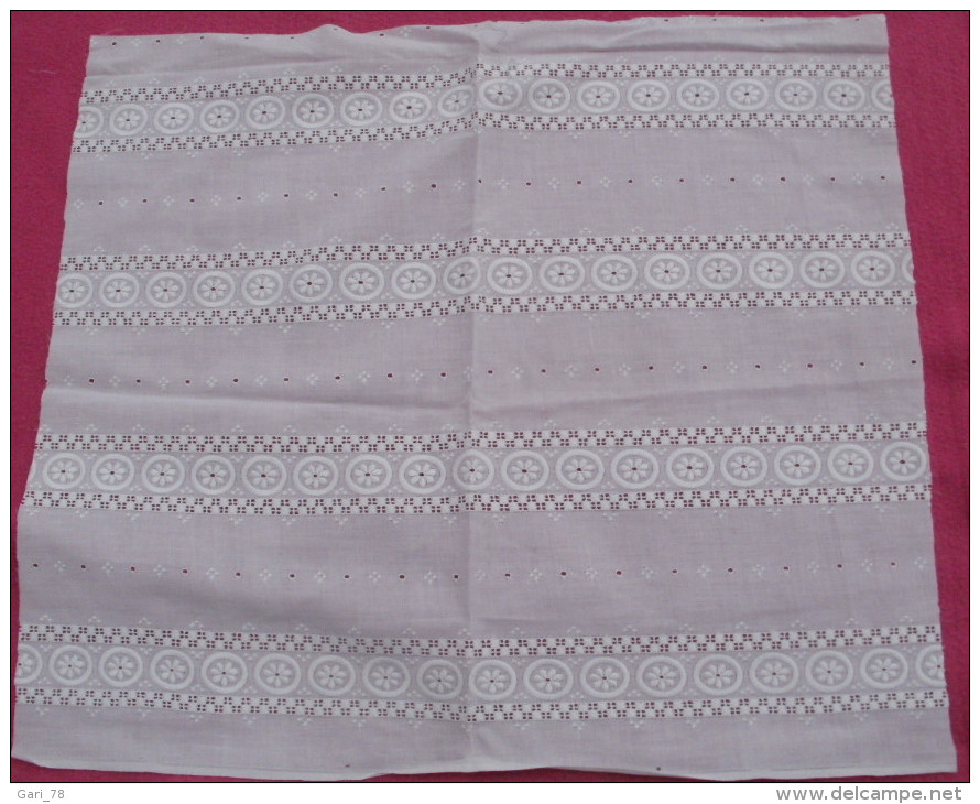 Tissu Coupon Broderie Anglaise 42 Cm X 47 Cm - MERCERIE  Motif Original - Dentelles Et Tissus