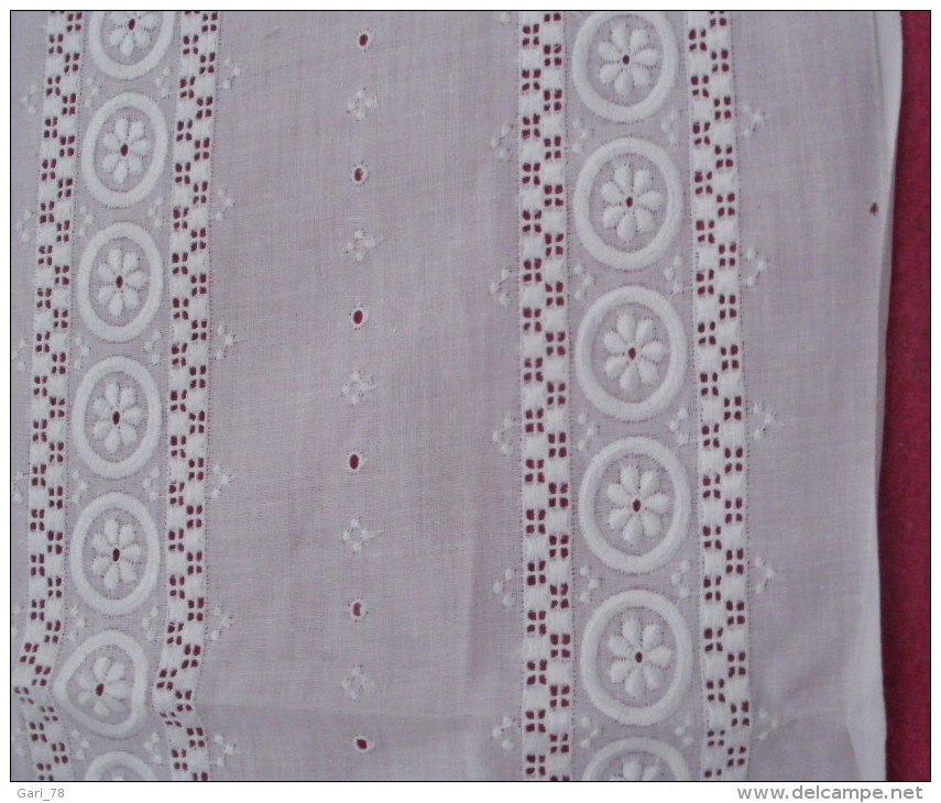 Tissu Coupon Broderie Anglaise 42 Cm X 47 Cm - MERCERIE  Motif Original - Dentelles Et Tissus