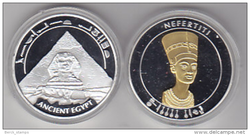 Médaille De NEFERTITI - 40mm, 26g - Tranche Lisse - Avers : Nefertiti - Revers : Sphinx Et Pyramide. Dorée Et Argentée. - Egypte