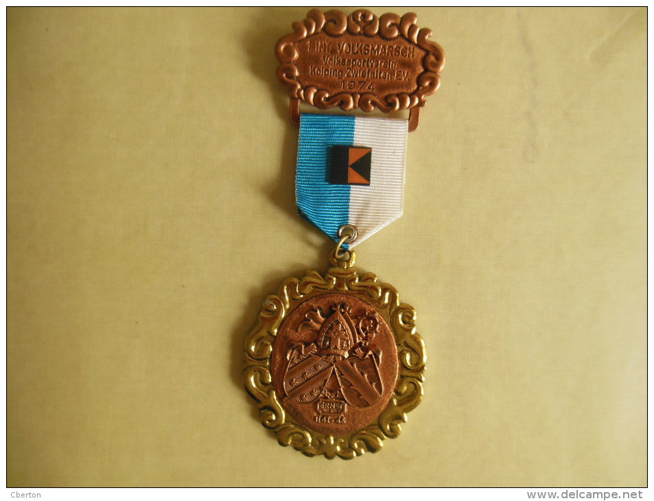 INSIGNE DECO 1974 1 INT. VOLKSMARSCH KOLPING ZWLEFELTEN EV.RENCONTRE PARTIC. SOLDATS FRANCAIS ALLEMAGNE - Heer