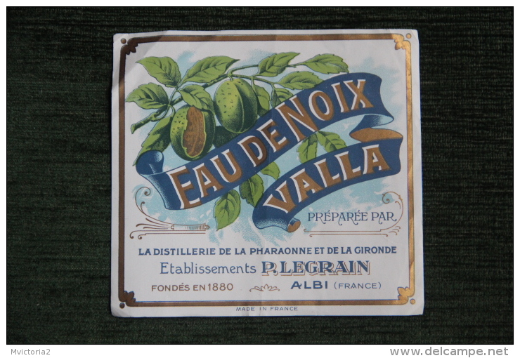 ETIQUETTE " EAU DE NOIX VALLA " Préparée Par La Distillerie De La Pharaonne, à ALBI, Etablissements P.LEGRAIN - Autres & Non Classés