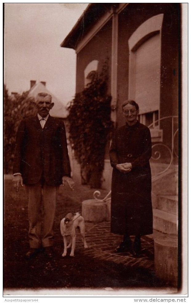 Photo Originale Vieux & Vieilles - Couple D'anciens Avec Leur Chien - Les Tabary Avec P'tiot Maillot VERS 1930 - Personnes Identifiées