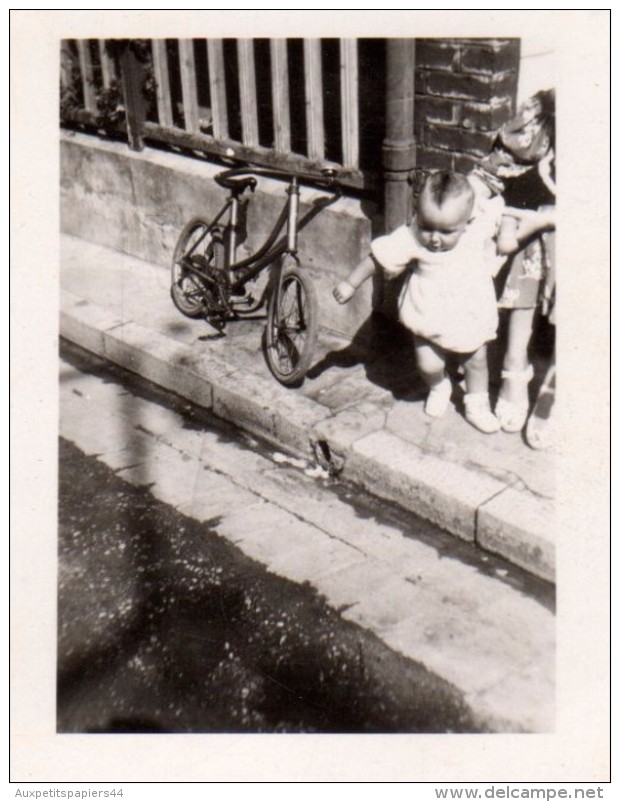 Photo Originale Bébé - Jeune Enfant, Premiers Pas Et Vélo Enfant Ancien Déjà Prêt - Cyclisme