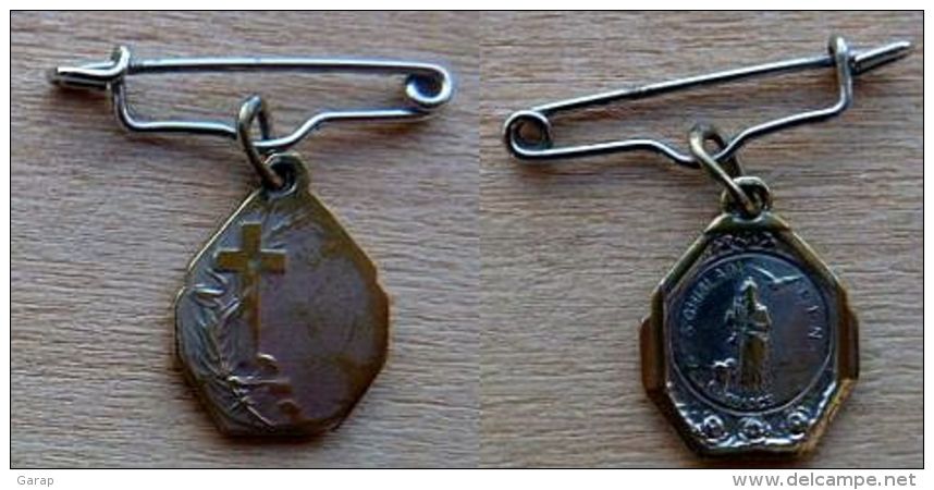 Mada-970 Médaille Ancienne Sur épingle,signée Karo Anagramme AP,gravée France St Ghislain - Religion & Esotérisme