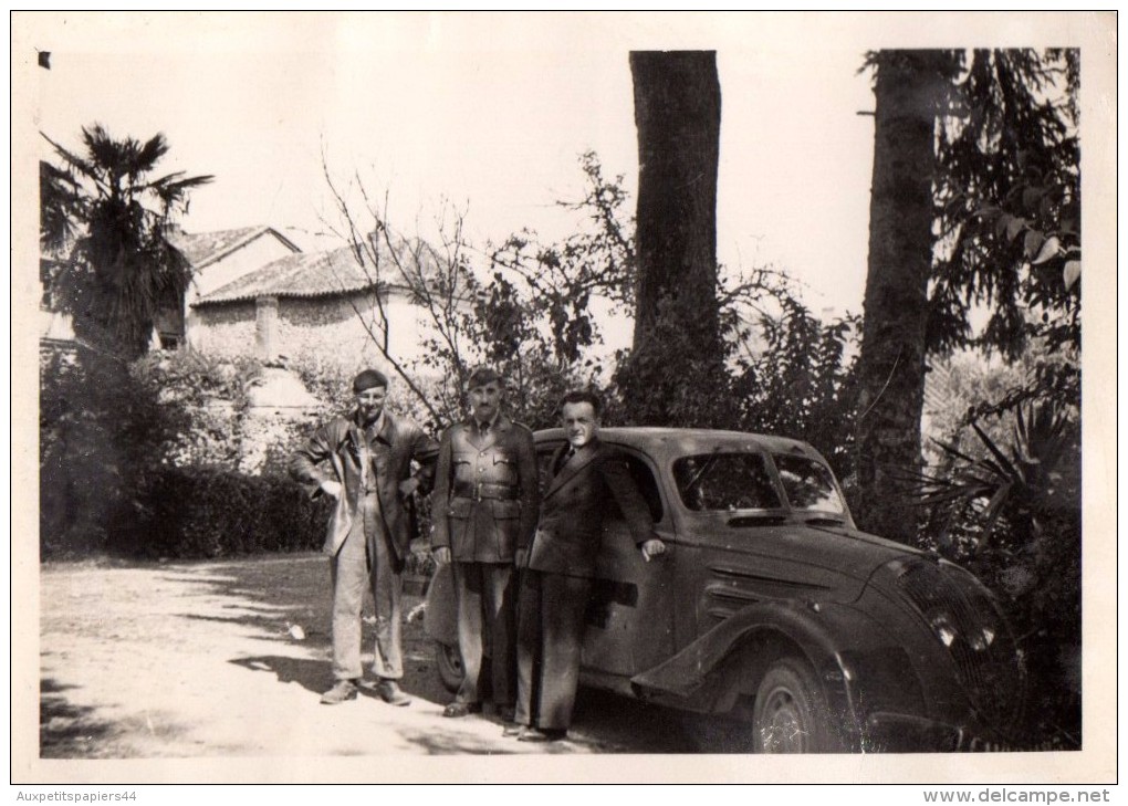 Photo Originale Voiture - Peugeot 402 Berline 6 Glaces Ou Légère Avec Militaire, Paysan Et Chauffeur, Club Des Résistant - Automobiles