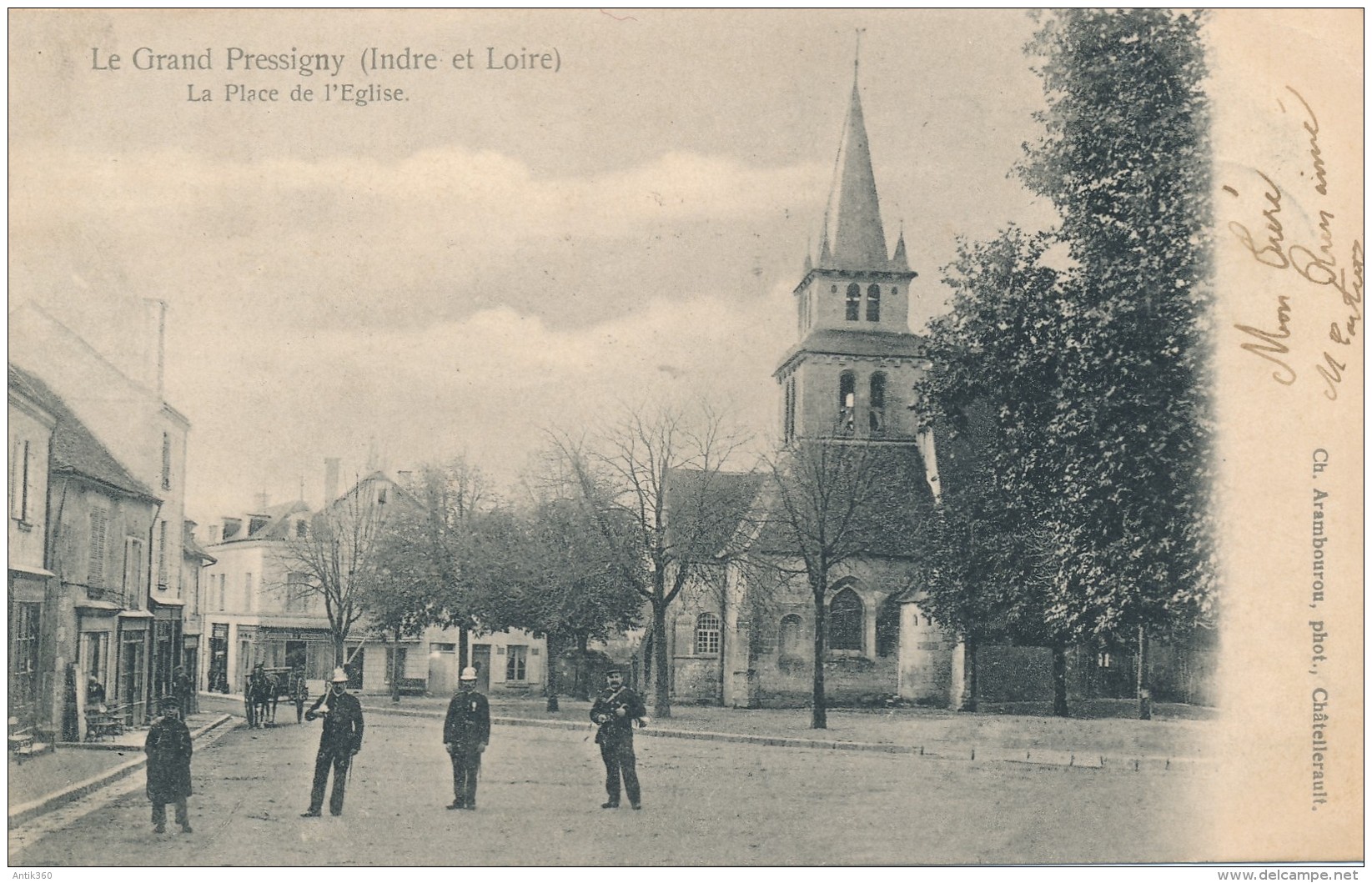 CPA 37 LE GRAND PRESSIGNY La Place Et L'Eglise Animée Avec Pompiers Et Gendarme - Le Grand-Pressigny