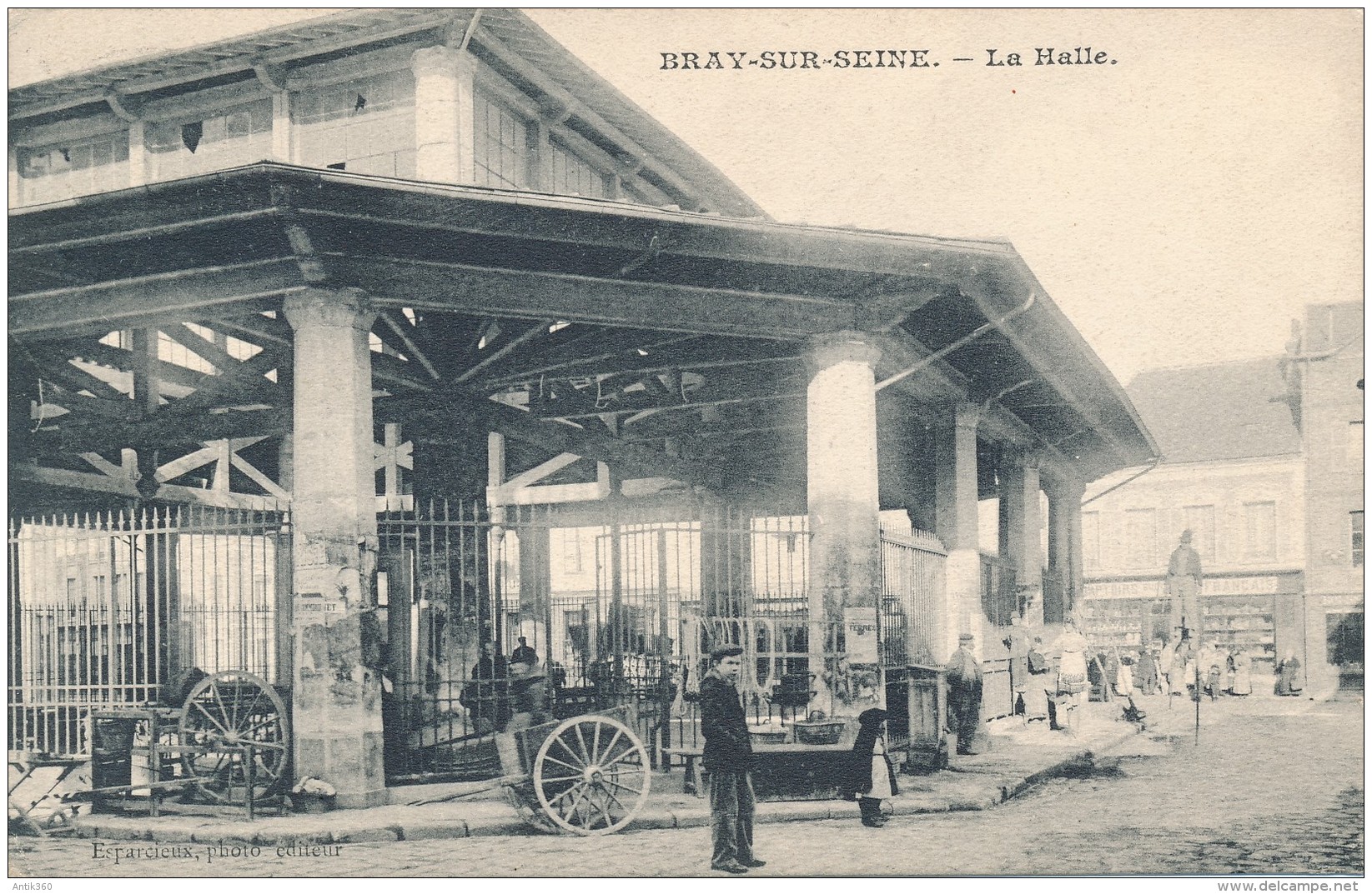 CPA 77 BRAY SUR SEINE La Halle Animée - Bray Sur Seine